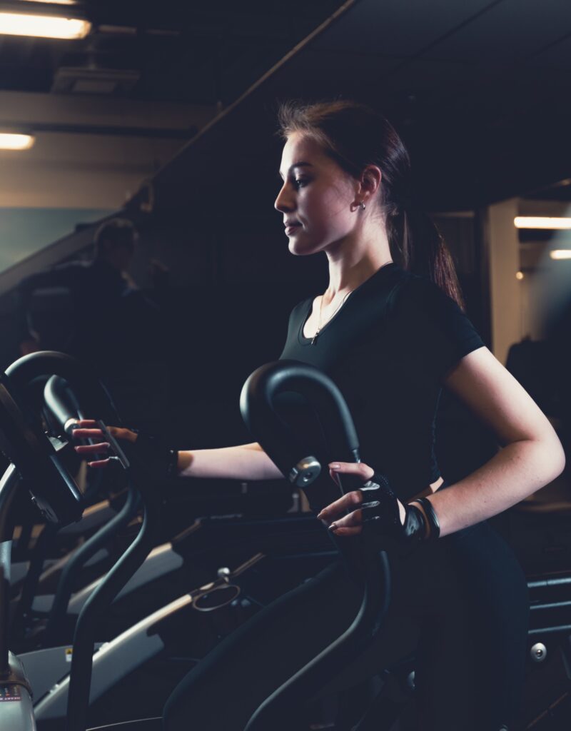 High-Intensity Interval Training vs. Steady-State Cardio: Evaluating Efficiency, VO₂max, and Fat Loss Benefits young-woman-exercising-elliptical-cardio-machine